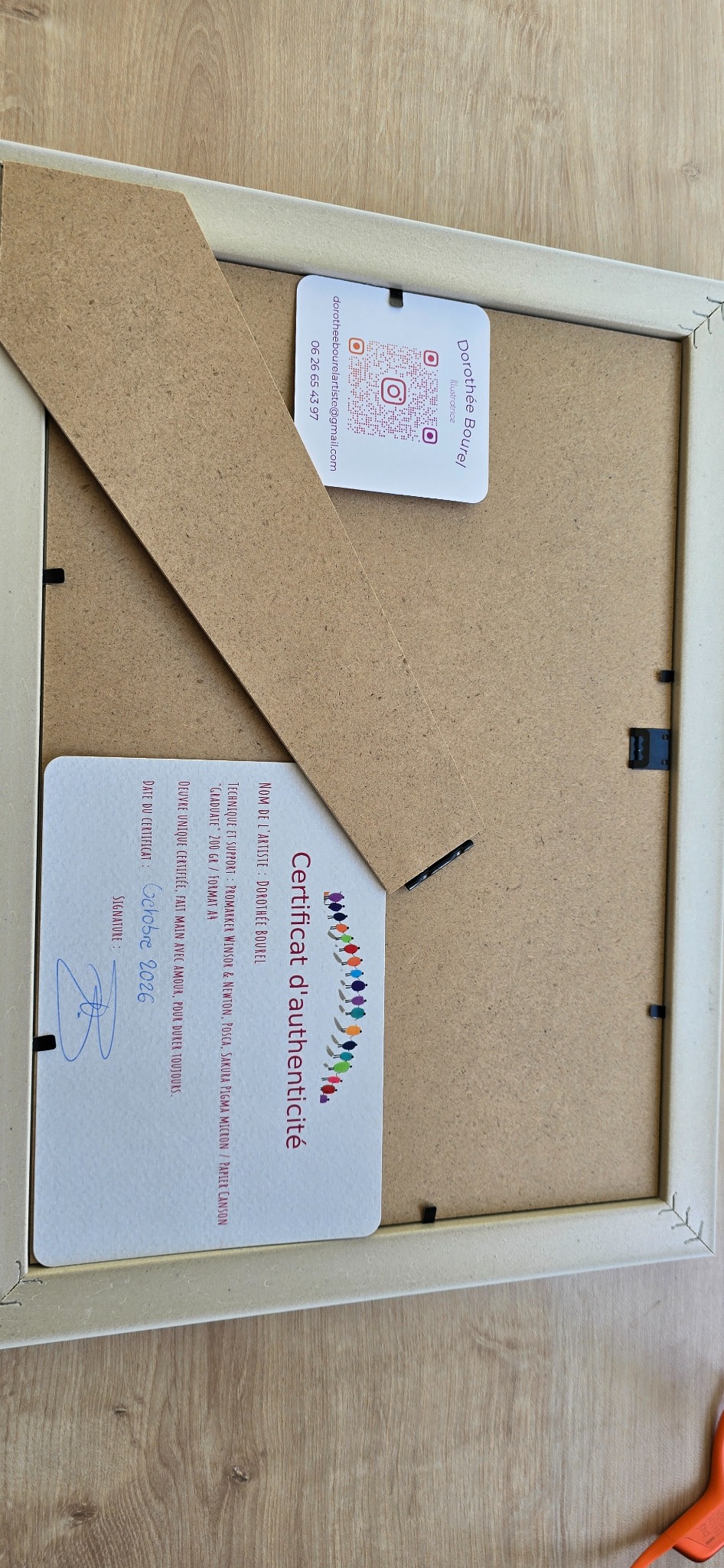 Le dos du cadre d’Agnès avec son certificat d’authenticité signé et la carte de Dorothée Bourel