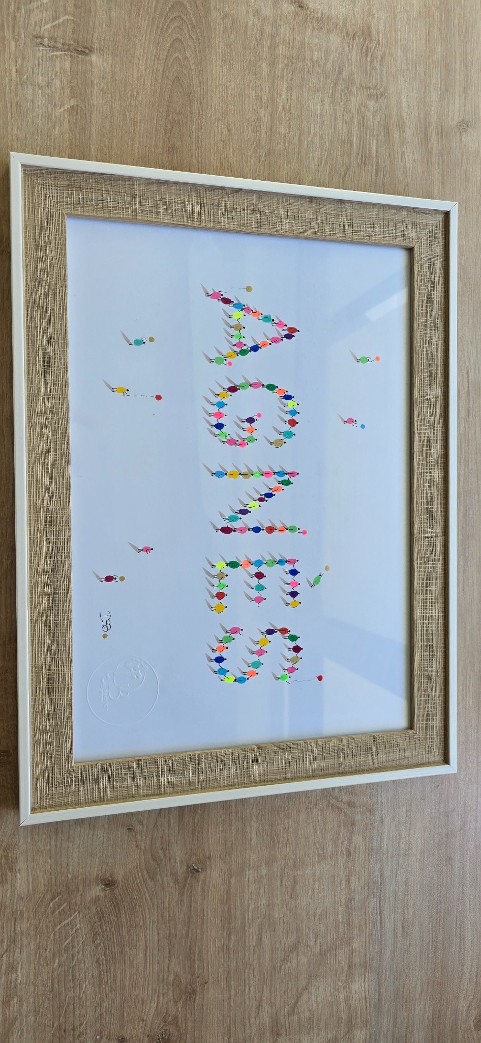Le prénom Agnès terminé, composé de petits personnages multicolores et présenté dans son cadre clair