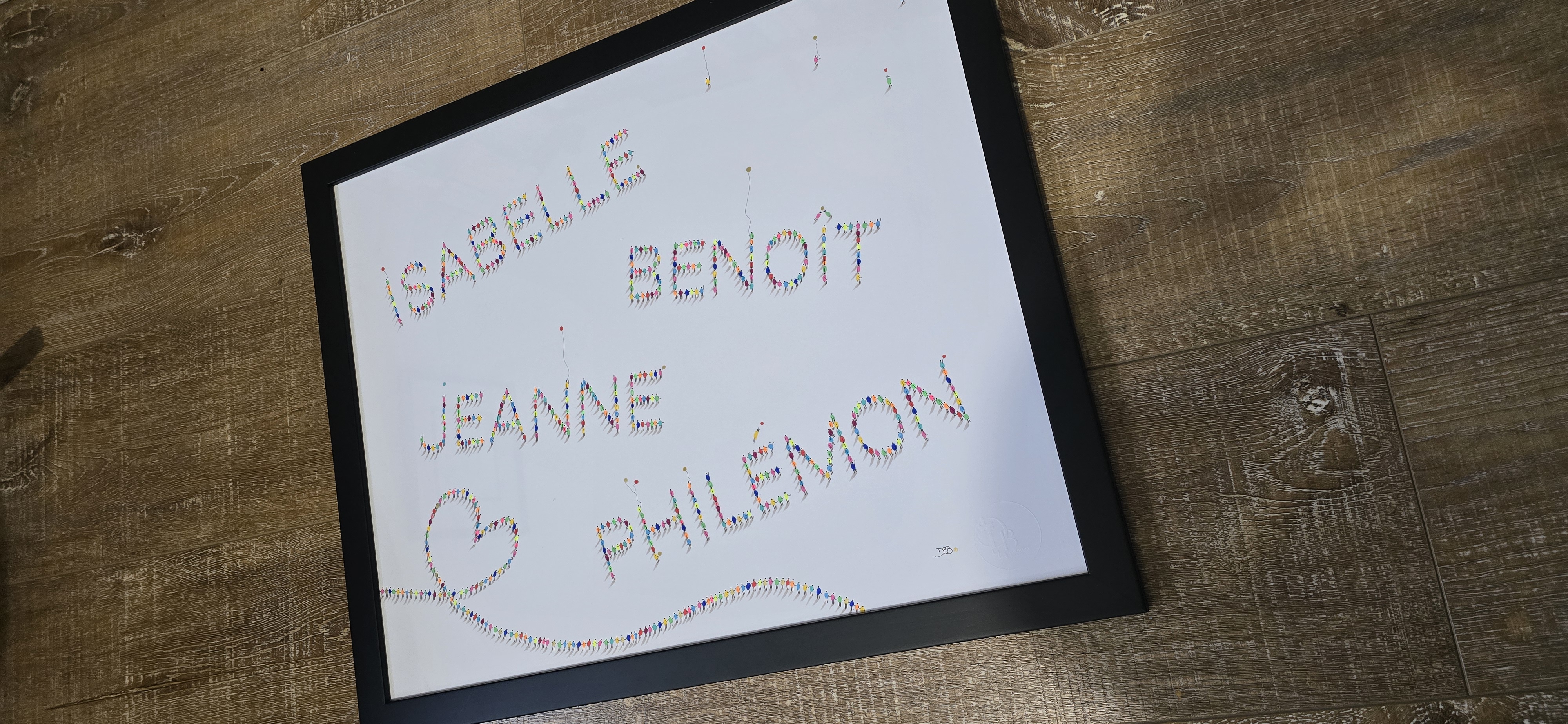 Une composition familiale avec plusieurs prénoms en petits personnages, présentée dans un cadre noir
